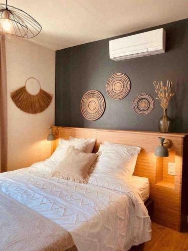 - une chambre avec un grand lit blanc et un mur bleu dans l'établissement Appartement Proche Hôpital La Tronche, à La Tronche