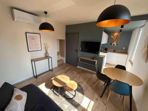 een woonkamer met een bank en een tafel bij Appartement Proche Hôpital La Tronche in La Tronche