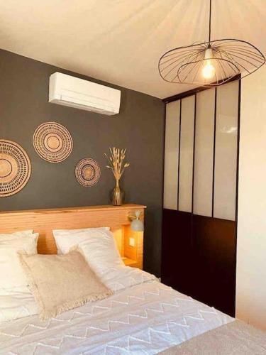 - une chambre avec un lit blanc et un ventilateur dans l'établissement Appartement Proche Hôpital La Tronche, à La Tronche