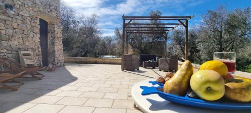 - un bol de fruits sur une table sur une terrasse dans l'établissement Stone House Li Turchi 2, à Leuca