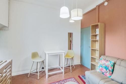 un salon avec un canapé, une table et des chaises dans l'établissement SERENITE - Appartement climatisé au calme - WIFI, à Avignon