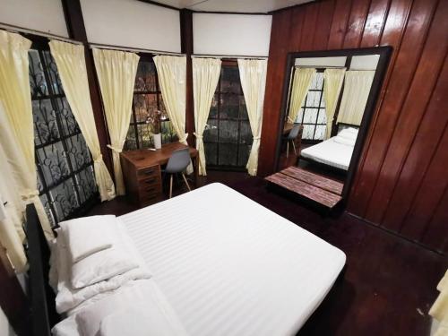 Postel nebo postele na pokoji v ubytování ATOM Poshtel