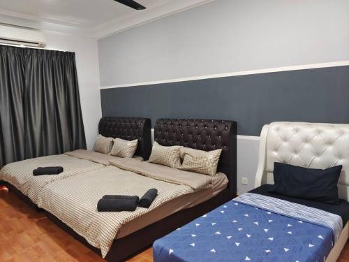 1 Schlafzimmer mit 2 Betten und einem Bettrock in der Unterkunft B2014 Platino 4Bedroom Netflix Paradigm Mall STAY in Johor Bahru