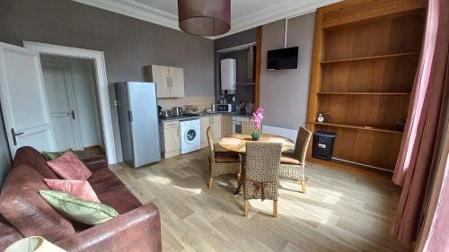 uma sala de estar com uma mesa e uma cozinha em STUDIOS ET APPARTEMENTS EN CENTRE VILLE Boulogne sur mer em Boulogne-sur-Mer