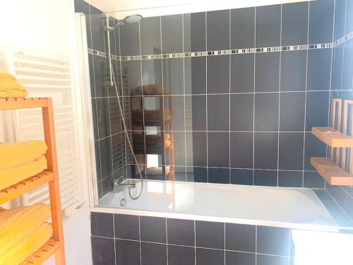 uma casa de banho com um chuveiro e uma banheira em Marseille 60 m2 terrasse et parking em Marselha