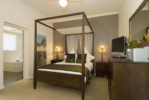 Кровать или кровати в номере Plantation House at Whitecliffs Bed and Breakfast