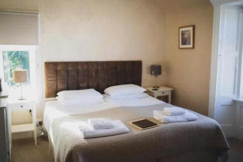 1 dormitorio con 1 cama con 2 toallas en Heatherfield House, en Oban
