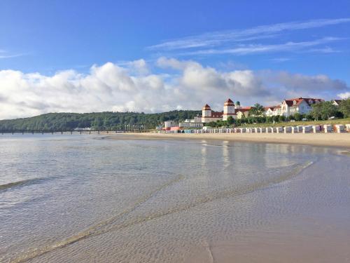 Blick auf einen Strand mit Häusern im Hintergrund in der Unterkunft Villa Schwan in Binz - WG 19a "Kornblume" in Binz