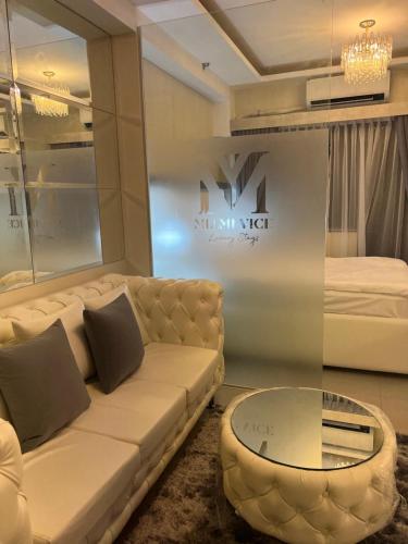 馬尼拉的住宿－MiamiViceLuxuryStays at Shore2，客厅配有沙发和1张床