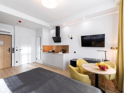 SQUARE APARTMENTS GDYNIAにあるキッチンまたは簡易キッチン