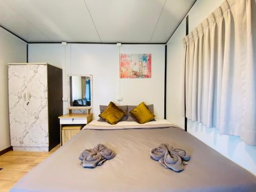 奈揚海灘的住宿－KORA-GREAT Airport Phuket，一间卧室配有一张大床和毛巾