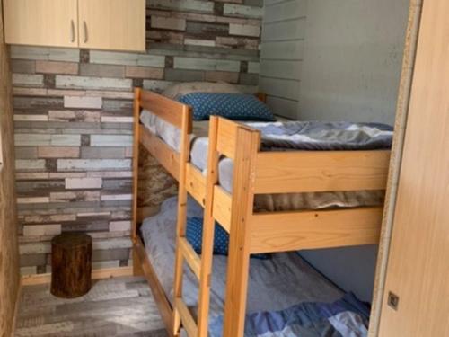 Ένα ή περισσότερα κρεβάτια σε δωμάτιο στο Chalet charmant à Saint-Léger-les-Mélèzes avec vue sur la montagne