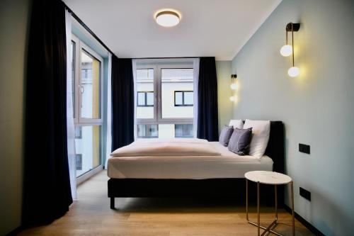 una camera con un letto e una grande finestra di The Base Berlin ONE a Berlino