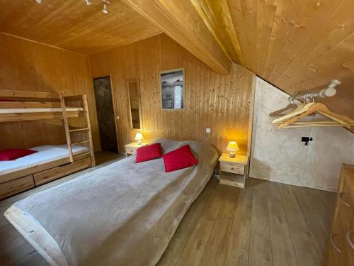 een slaapkamer met een bed en 2 stapelbedden bij Magnifique T3 entre lac et montagne près d'Annecy in Montmin