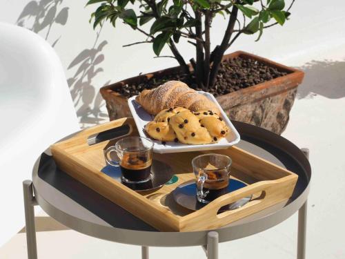 - un plateau avec des biscuits et du pain sur une table dans l'établissement Le Nicchie - Ospitalità di Puglia LT, à Bisceglie