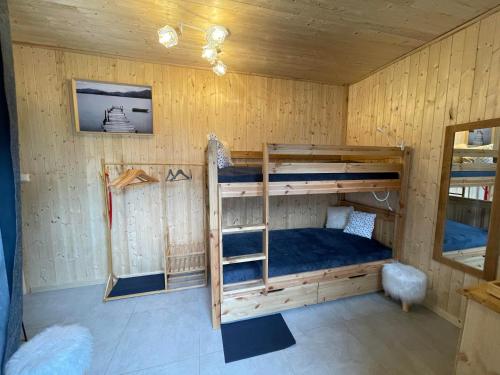 a room with two bunk beds in a cabin at Superbe T3 neuf en bord de rivière près d'Annecy in Montmin