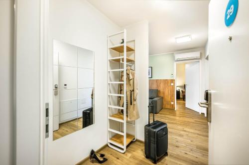 Zimmer mit Koffer und Schrank in der Unterkunft Jimmy's Apartments Lory in Wien