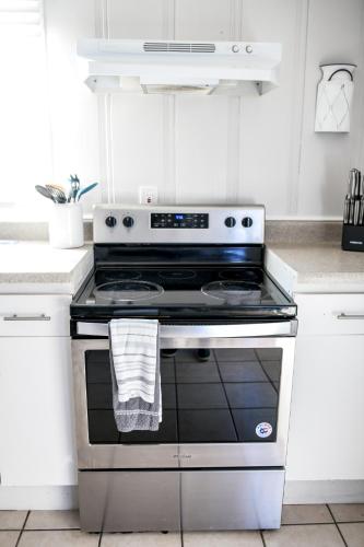 Pet Friendly Studio (wifi, full kitchen & w/d) – Photos 4
