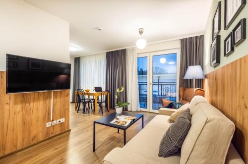 a living room with a couch and a tv at Jimmy's Apartments Lory in Vienna
