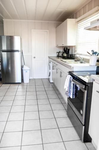 Pet Friendly Studio (wifi, full kitchen & w/d) – Photos 3