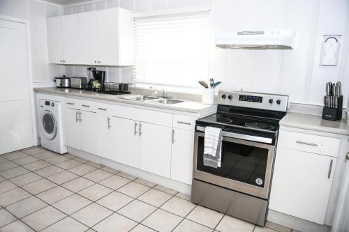 Pet Friendly Studio (wifi, full kitchen & w/d) – Photos 5