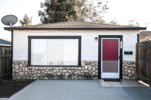 Pet Friendly Studio (wifi, full kitchen & w/d) – Photos 2