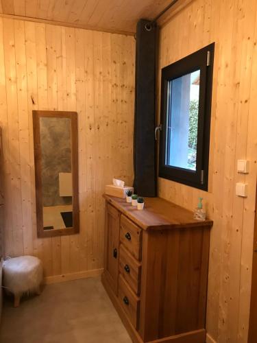 Cette chambre en bois dispose d'un lavabo et d'une fenêtre. dans l'établissement Superbe T3 neuf en bord de rivière près d'Annecy, à Montmin