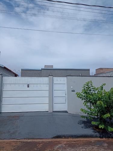 una puerta de garaje blanca con una valla blanca en Casa Toledo, en Olímpia