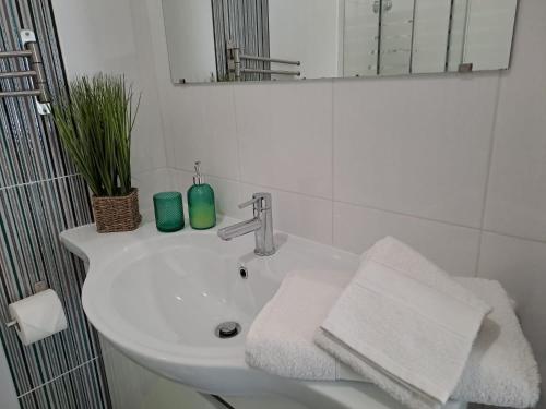 lavabo blanco en el baño con espejo en Casa do Rio - Penacova, en Raiva