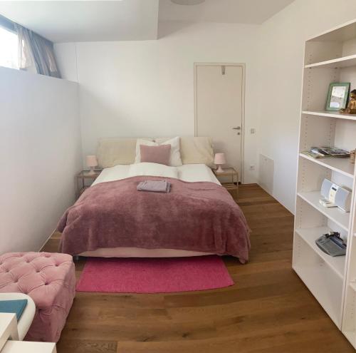 Attersee Luxury Design Villa with dream views, large Pool and Saunaにあるベッド