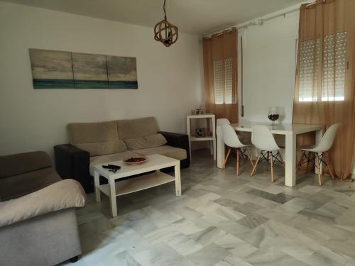 sala de estar con sofá y mesa en Piso en Calzada duquesa Isabel, en Sanlúcar de Barrameda