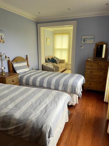 ein Schlafzimmer mit 2 Betten und ein Wohnzimmer in der Unterkunft Causeway Lodge in Aird