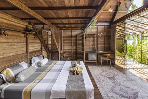 Ένα ή περισσότερα κρεβάτια σε δωμάτιο στο Bali WOW! Bungalows, Nusa Dua Benoa