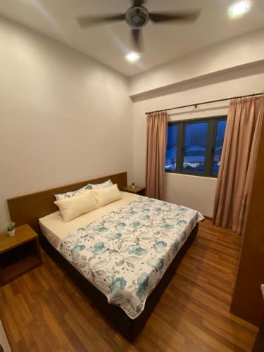 a bedroom with a bed and a window at zarraz homestay The Retreat Nova Kea Farm Brinchang in Brinchang