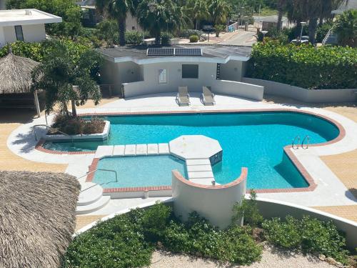 - une vue aérienne sur la piscine en face d'une maison dans l'établissement Villa at secured gated resort near Mambo Beach!, à Willemstad