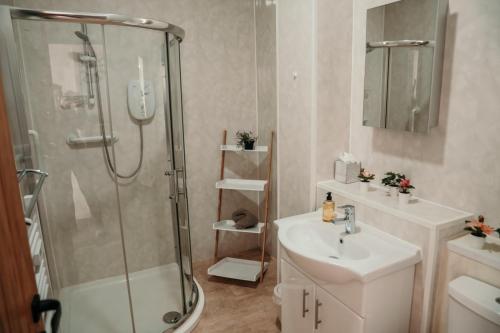 y baño con ducha y lavamanos. en 6 Burnett by Prestige Properties SA, en Seascale