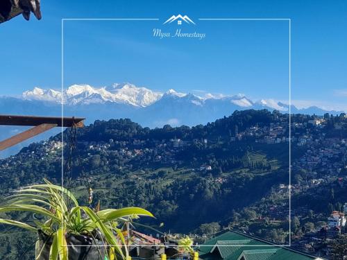 - une vue sur une ville avec des montagnes en arrière-plan dans l'établissement Mysa Maya Homestay, à Darjeeling