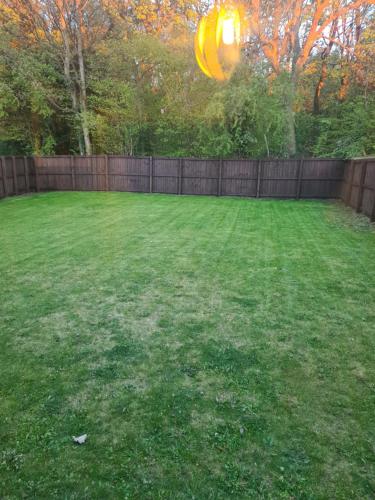 un patio con una valla y un frisbee en el aire en Rehoboth in Yew Gardens en Doncaster