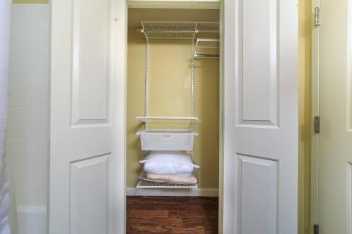 Un armario con una puerta abierta con toallas. en TownePlace Suites Farmington, en Farmington
