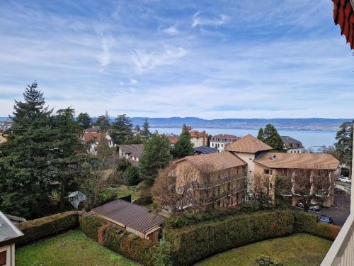 una vista aerea di una casa con alberi e edifici di Au Beau Voyage à 2 pas des Thermes a Thonon-les-Bains