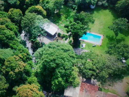 una vista aérea de una casa con piscina en el bosque en Cabaña Cultura Río en San Lorenzo