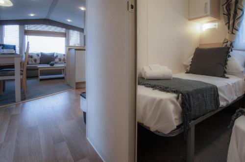1 dormitorio con 1 cama y sala de estar en Ty Moselle 12 - 2 Bedroom Holiday Home - Amroth, en Amroth