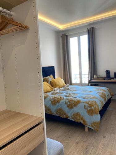 une chambre avec un lit et une grande fenêtre dans l'établissement PALACE ROOM CROISETTE, à Cannes
