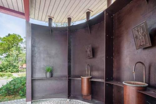 林維德爾的住宿－巴蘭德酒店及餐廳，浴室配有两个盥洗盆和浴缸。
