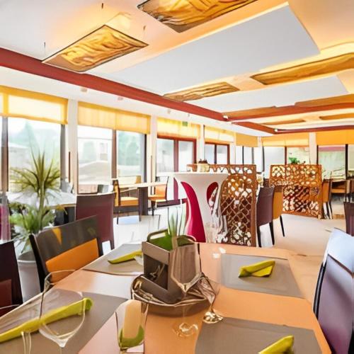 Un restaurante u otro lugar para comer en Balland's Hotel & Restaurant
