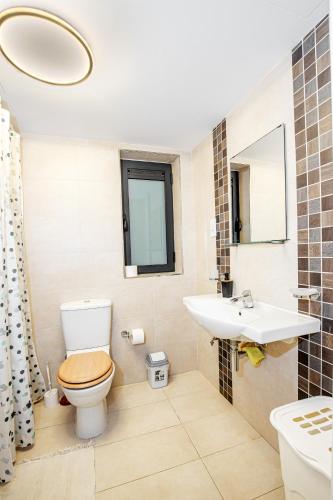 セントジュリアンズにあるCozy, modern studio apartment in the heart of St Juliansのトイレと洗面台付きのバスルーム