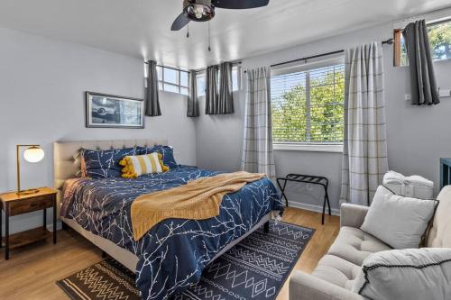 1 dormitorio con 1 cama, 1 sofá y 1 silla en Downtown Guest House en Raleigh