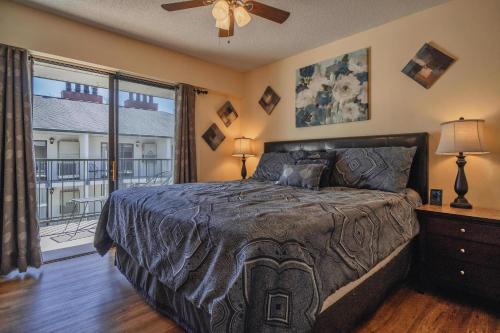1 dormitorio con 1 cama grande y balcón en Oak Square - Unit 403, en Gatlinburg