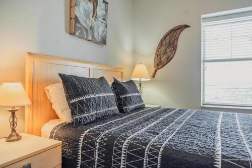 a bedroom with a bed and two lamps and a window at MVC - Unit 3707 - Sweet Wilderness in Pigeon Forge