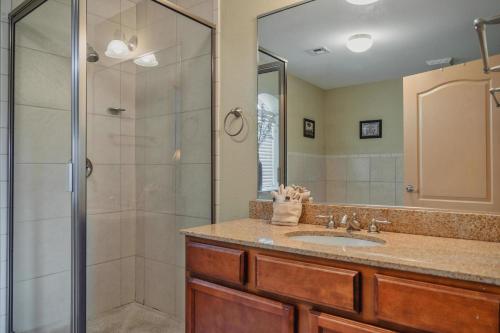 un bagno con doccia e lavandino di MVC - Unit 3507 a Pigeon Forge